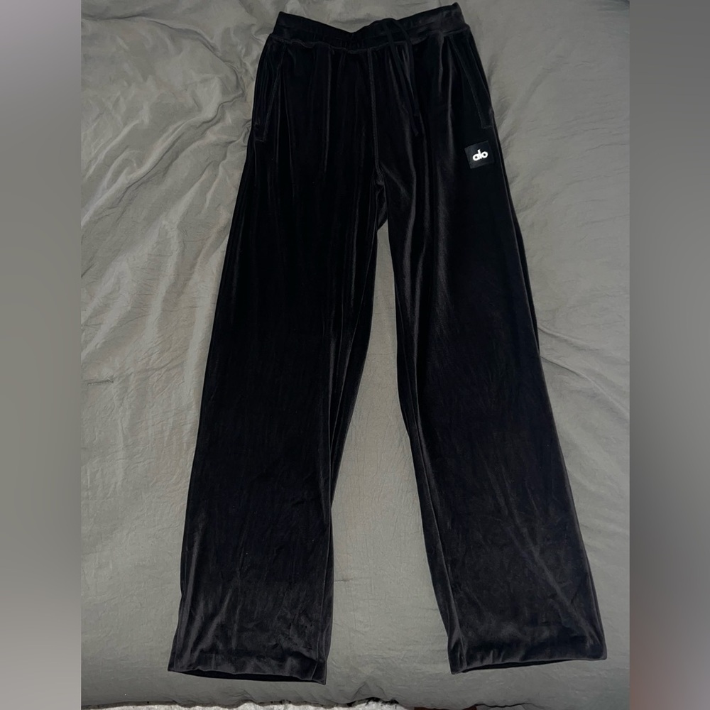 Women's Alo Yoga Glimmer Velour Relaxed Wide Leg Pants in Black - Small